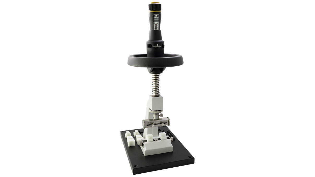 Bergeon 5700-Z-BD Presstock zum Öffnen und Schließen wasserdichter Uhrengehäuse, mit
Drehmomentspindel