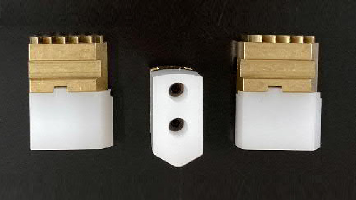 Set mit 3 Delrin-Spannbacken nummeriert auf Messingsockel, nicht bearbeitet