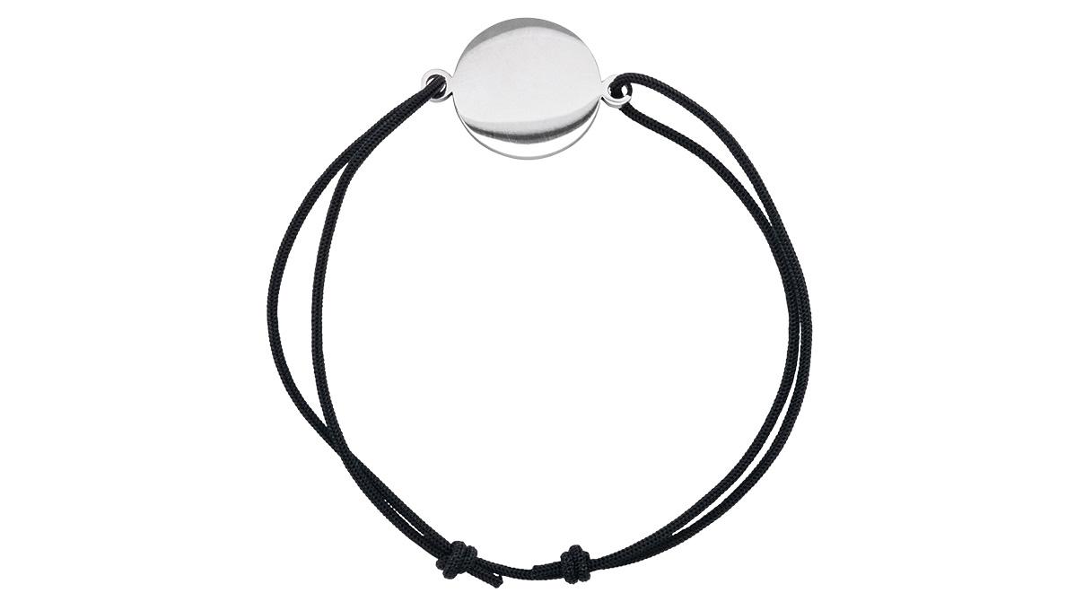 Gravurarmband mit runder Edelstahlplatte Ø 15 mm, schwarzes Baumwollband mit Schiebeknoten
