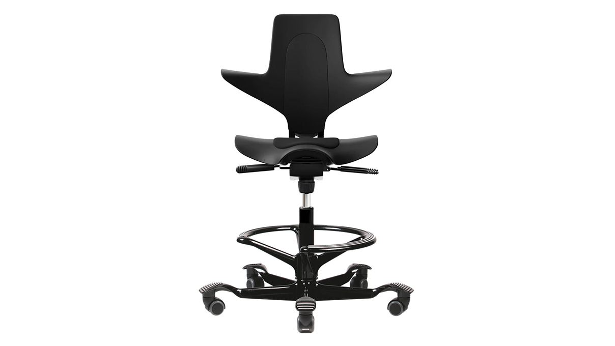 Capisco Puls Sattelstuhl 8010, Sitzhöhe 55 - 79 cm, Standard, Sitzstoff Xtreme EXR009 schwarz, weiche Stopprollen für
harte Böden, Gestell schwarz, Gasfeder 265 mm, mit Fussring