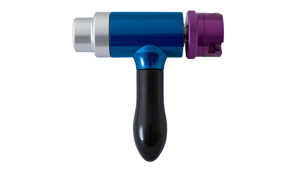 Lapidierschlitten inklusive zusätzlichem Handgriff zum Wechseln, mit Clip-System zum
schnellen Wechsel des Universalfutters (inkl. Universalfutter, ohne Spannbacken)