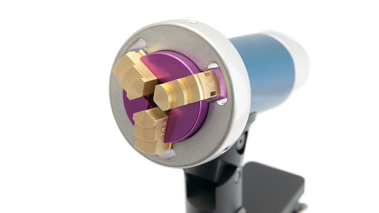 Lapidierschlitten inklusive zusätzlichem Handgriff zum Wechseln, mit Clip-System zum
schnellen Wechsel des Universalfutters (inkl. Universalfutter, ohne Spannbacken)